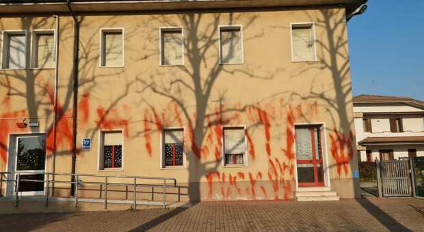 Vandali a Treviso. Scritte «no vax» enormi sulla facciata della scuola elementare Toniolo, è caccia agli autori. Luca Zaia: «Vandalismo da condannare»
