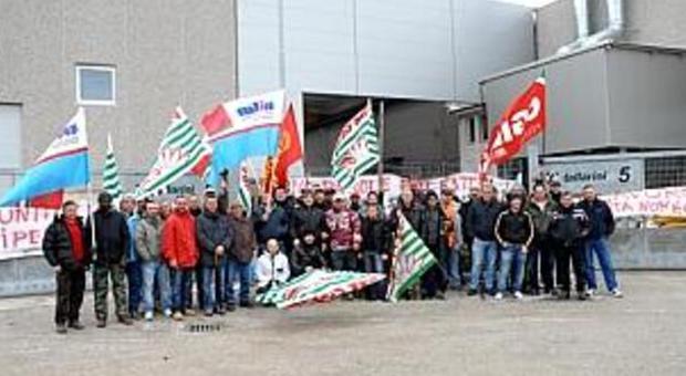 Lavori manifestano davanti all'azienda Tallarini di Sant'Ippolito