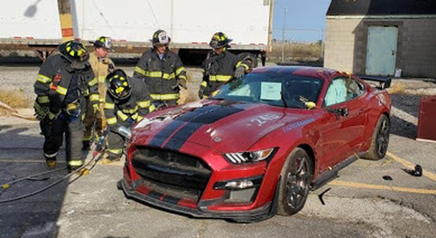 La Mustang Shelby mentre viene fatta a "fette" dai pompieri Usa