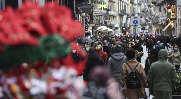 Napoli, shopping di Natale e controlli: volti e voci della festa dell'Immacolata