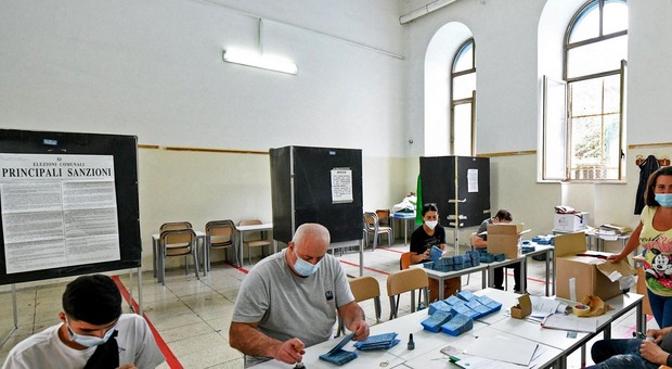 Elezioni a Napoli, boom di rinunce: si cercano presidenti di seggio a poche ore dall'apertura delle urne