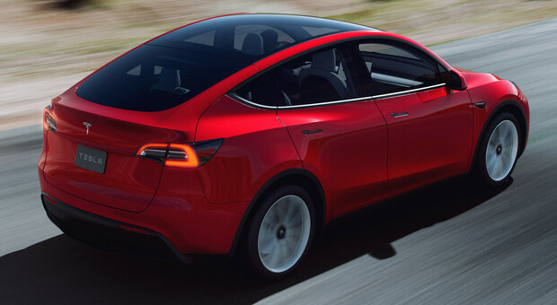 Tesla Y, arriva il Suv da favola: 0-100 in 3,7", oltre 240 km/h, 7 posti, autonomia più di 500 km