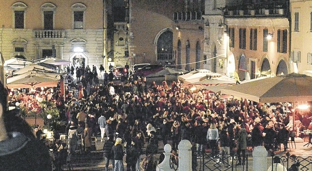 Movida sicura in piazza del Papa, per ora niente tornelli e numero chiuso: «ma se n'è parlato»