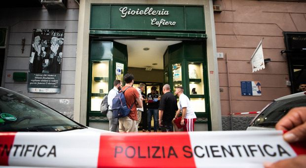 Banda del buco in gioielleria a Napoli, paura e spari agli Orefici: decisivo l'intervento dei commercianti