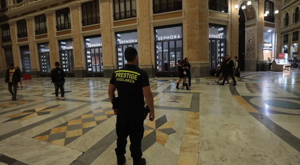Galleria Umberto I di Napoli, ecco i vigilantes: «Ma solo per 40 giorni»