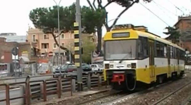 Roma, deraglia il trenino per Centocelle