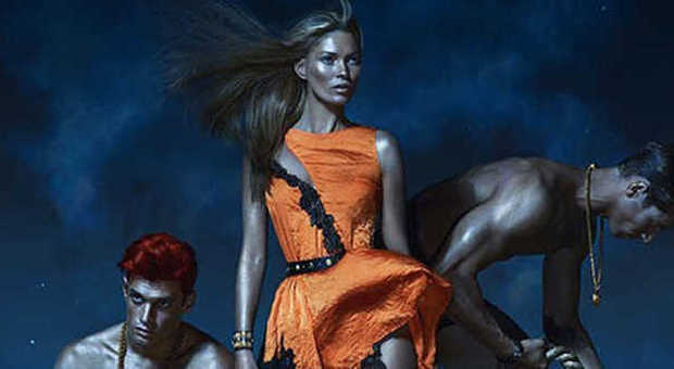 Kate Moss hot per Versace: gli scatti della nuova campagna