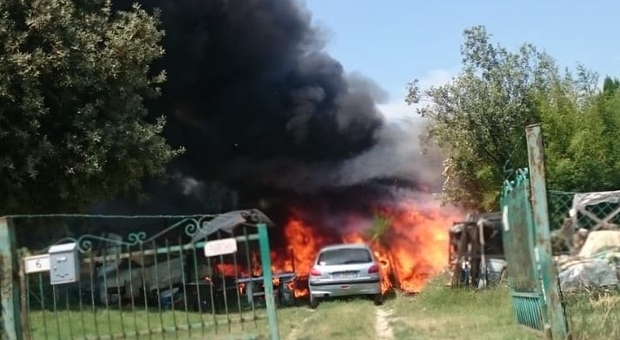 Morrovalle, inferno di fuoco nel container: intossicato un uomo, morti i suoi cani