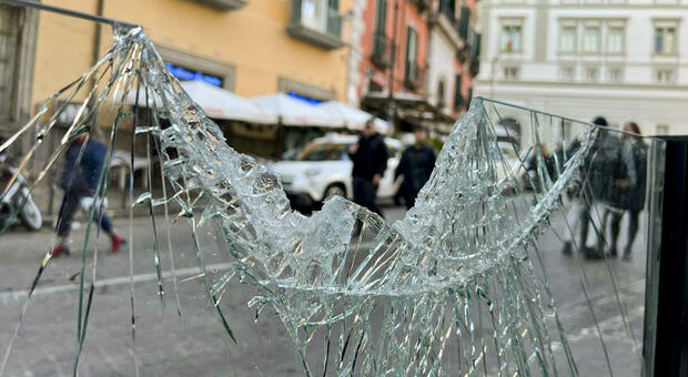 Una balaustra di vetro di un ristorante di piazza del Gesu' a Napoli danneggiata durante gli scontri