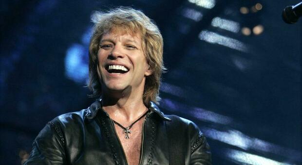Bon Jovi operato alle corde vocali, la rockstar ai fan: «Non so se tornerò sul palco»