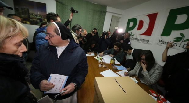 Primarie a Napoli, votano anche le suore