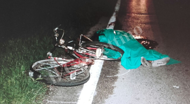 Ciclista 36enne travolto da un'auto muore sul colpo sulla Rovigana