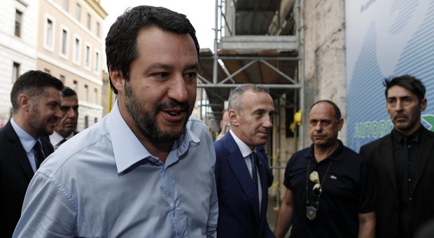 Salvini: «Favorevole a reintrodurre il servizio militare. Dazi? Trump argina la Germania»