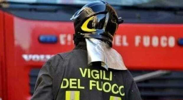 Scoppia caldaia, incendio in casa: uomo morto in salotto nel Casertano