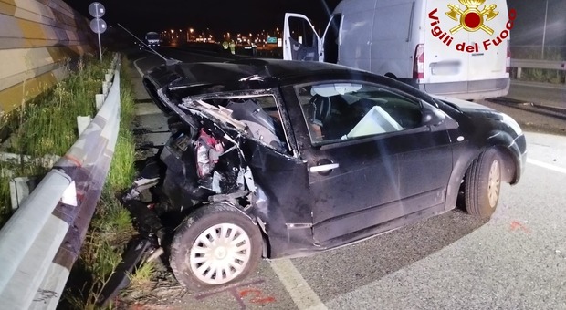 Pianezze, schianto frontale fra auto e furgone: morto l'automobilista 64enne alla guida. Forse un malore