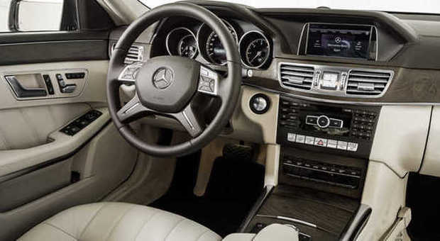 L'elegante plancia con i comandi del climatizzatore della nuova Mercedes Classe E