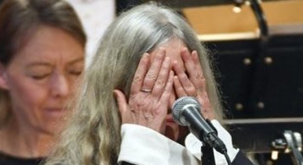 Nobel, standing ovation per Dylan Patti Smith canta e si commuove