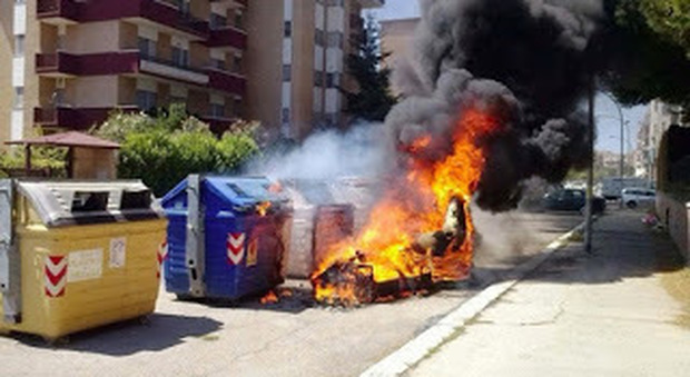 Napoli Est, brucia cassonetto vicino concessionaria di auto: tanta paura ma niente danni