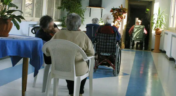 Ballo in mutande nella casa di riposo: bufera per la festa degli anziani