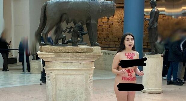 Maria Sofia Federico, l'attivista (ex collegio) nuda ai Musei capitolini in favore degli animali: «Se continuiamo così non avremo più un futuro»
