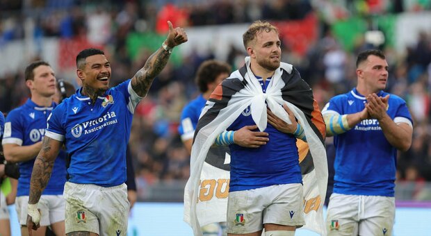 Rugby, Italia-Scozia 31-29: trionfo azzurro all'Olimpico. Vinta la Cuttitta Cup. Meloni festeggia negli spogliatoi. Quesada: «Siamo un gruppo di folli» Highlights
