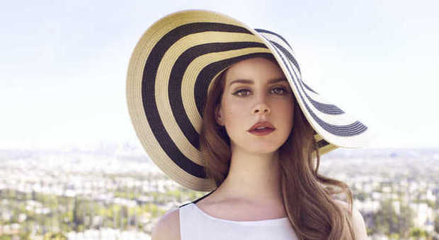 Paura per la cantante Lana Del Rey: "Uno stalker si è accampato nel suo garage"