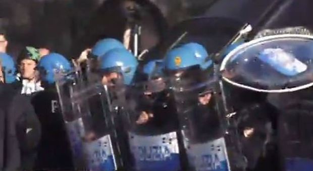 Lucca, tensione e scontri al corteo contro il G7: 5 o 6 agenti contusi