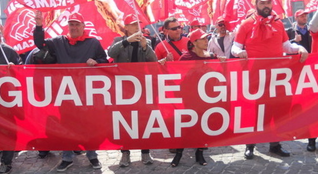 Napoli, la marcia delle guardie giurate: duemila in corteo fino a piazza Matteotti