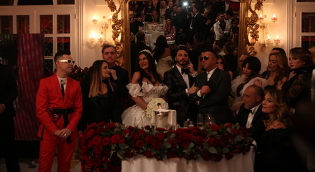 Napoli, colpi di pistola e odio sui social per fermare le nozze trash del neomelodico e della vedova del boss