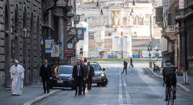Papa Francesco a piedi a Roma in Via del Corso: «Come in un pellegrinaggio». La preghiera per chiedere la fine della Pandemia