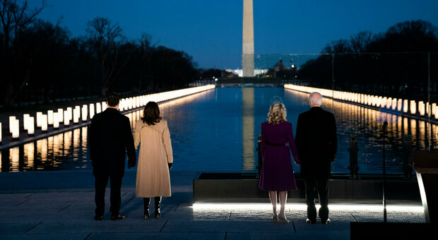 Inauguration Day, è l’alba di Joe Biden: «Per guarire dobbiamo ricordare», 400mila luci per 400mila vittime di Covid