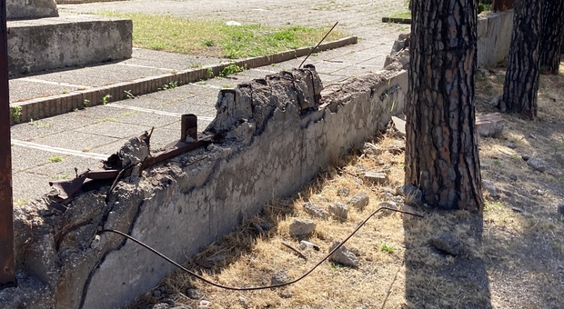 Napoli Est, danni alla recinzione del parco: a Ponticelli si gioca tra i pericoli