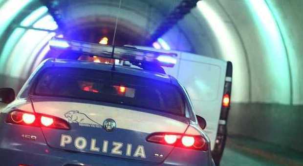 Roma, auto in fuga dalla polizia si ribalta e travolge uno scooter: due morti