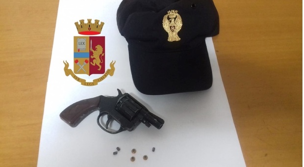Pistola giocattolo modificata: 23enne denunciato dalla polizia