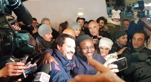 L'Aquila, la visita di Salvini tra le bancarelle della Befana: applausi e tensioni. Biondi alle mani con un manifestante