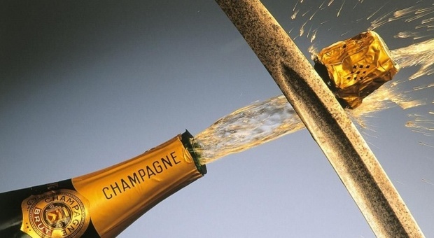 La 'sciabolata' con lo champagne finisce male: ragazzina di 16 anni in prognosi riservata