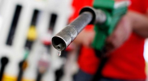 Prezzi giù col calo del petrolio: ribassi fino a 1,8 cent al litro