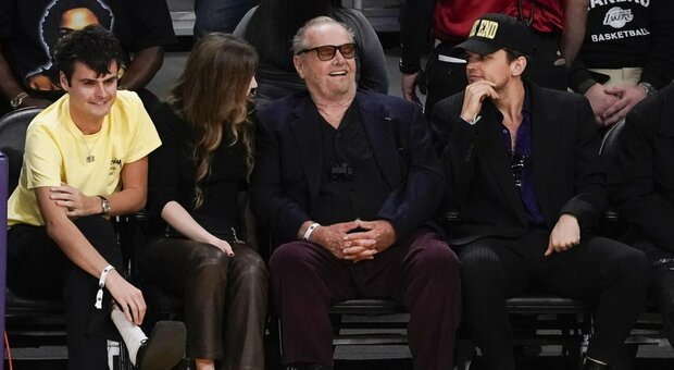 Jack Nicholson riappare in pubblico dopo quasi 2 anni: l'attore in prima fila alla partita dei Lakers insieme al figlio