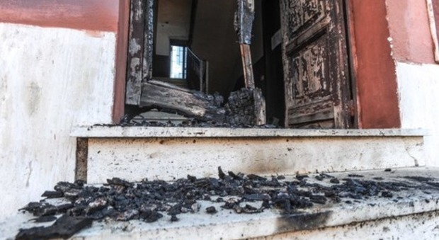 Ostia, a fuoco circolo Pd: ad uno degli attivisti bruciarono un locale nel 2015