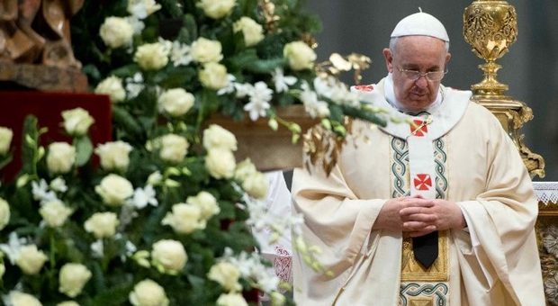 Papa Francesco alla messa dell'Epifania: «Prendiamoci cura dei corpi provati dalla sofferenza»