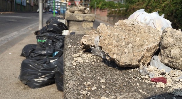 Napoli, trenta metri di rifiuti in via Pietravalle: «Da un mese non pulisce nessuno»