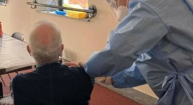 Asl Napoli 2 Nord, vaccinato il primo ultra centenario in una Rsa per anziani