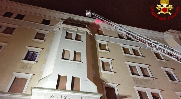 Paura nella notte, tetto e soffitta in fiamme: evacuati sei inquilini