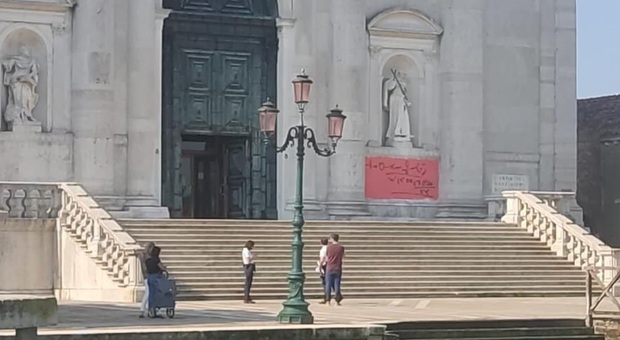 Sfregiata la basilica del Redentore: scritta misteriosa sotto una statua Foto Zaia: «È ignoranza, gesto oltraggioso e incivile»