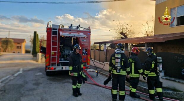 Castelleone di Suasa, incendio in quattro appartamenti: fuga dalle case in fiamme