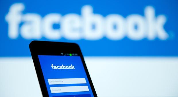 Facebook, "in pochi condividono foto e video": e Zuckerberg pensa ad un'app stile Snapchat