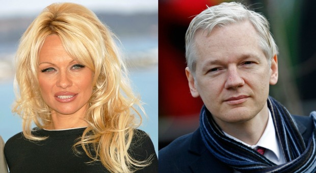 Pamela Anderson e Julian Assange