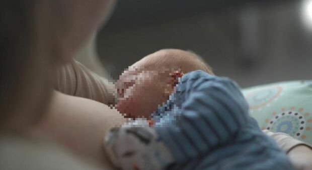 Sfugge dalle braccia della mamma mentre lo allatta: bimbo di 18 mesi in coma
