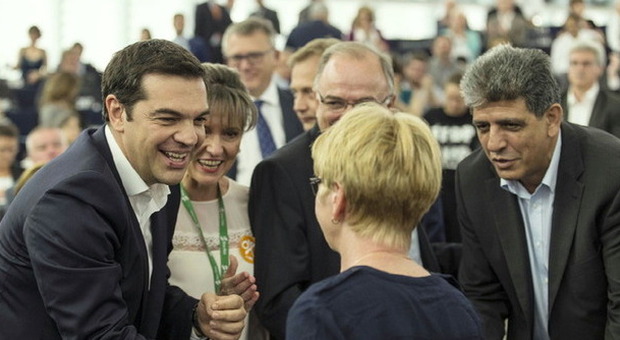 Tsipras chiede nuovo prestito all'Ue: "Abolirò le baby-pensioni"