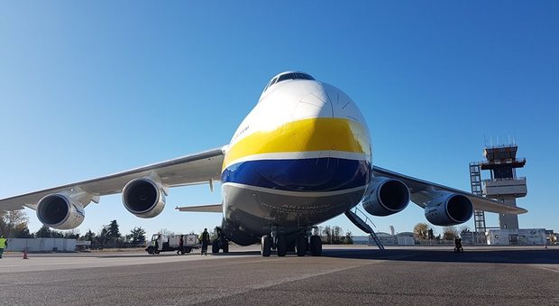 L'Antonov AN124 da 392 tonnellate atterra a Ronchi dei Legionari